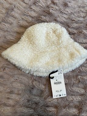 Zara woman’s Cream Faux Sherpa Bucket Hat
